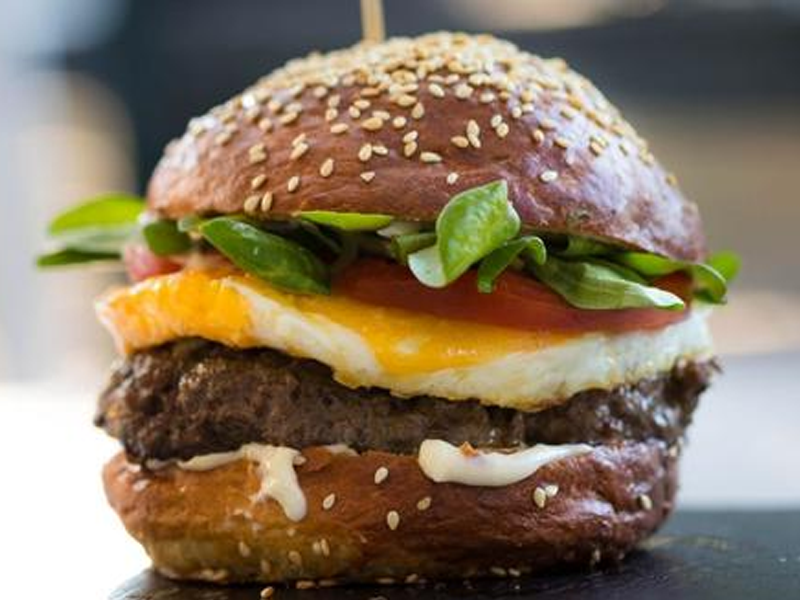 La hamburguesa lucía muy apetitosa en la publicidad, dijo la mujer. (Foto referencial - Pexels)